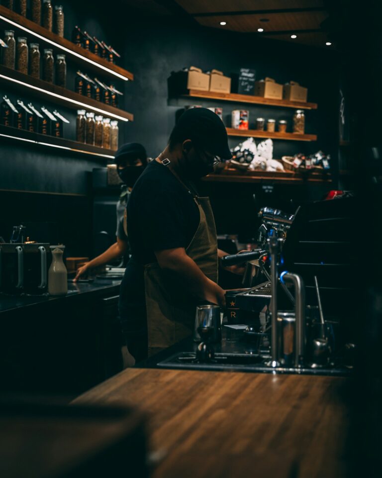 Barista đang chuẩn bị cà phê espresso bằng máy pha tại quầy