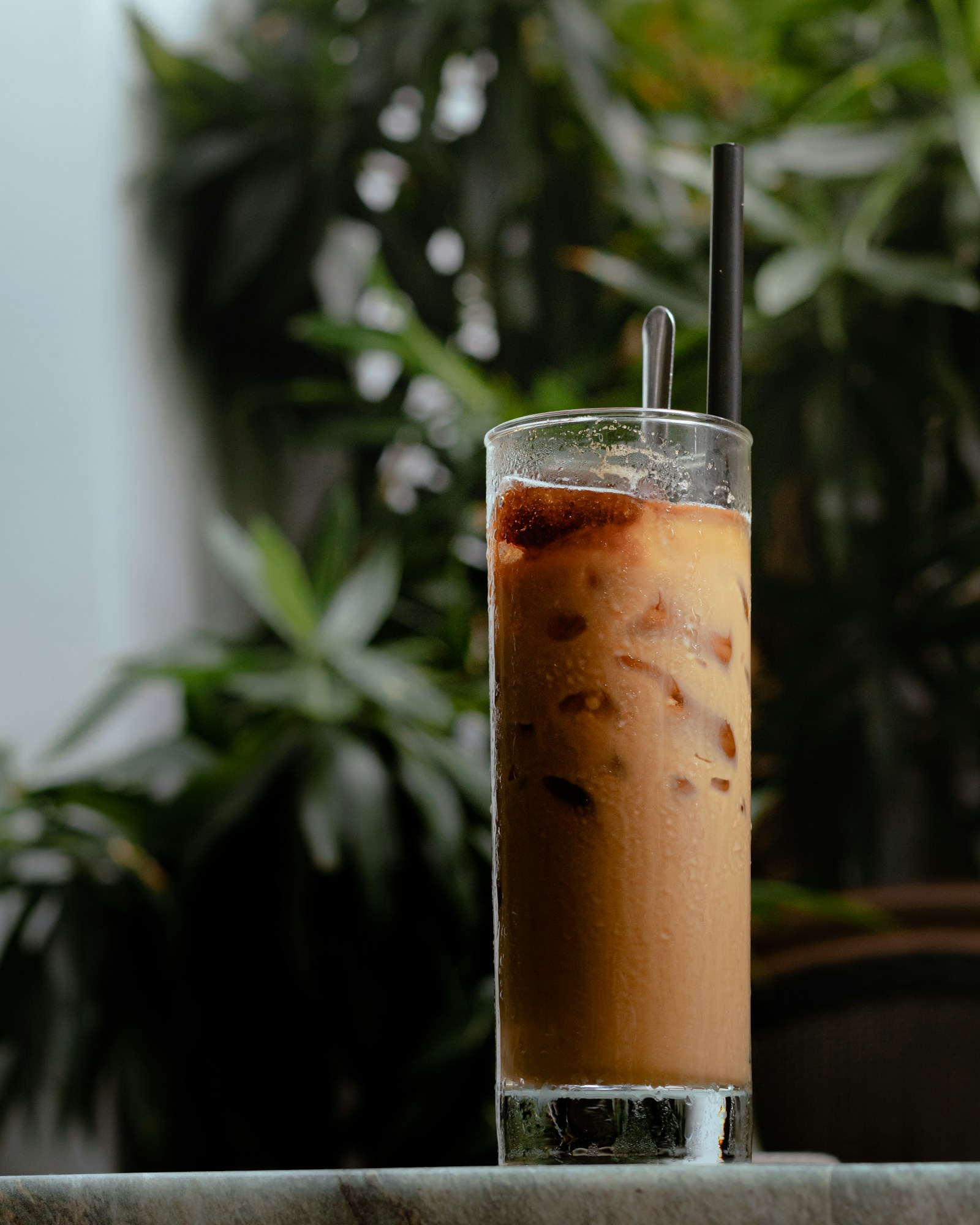 Ly cà phê sữa đá với cà phê và sữa đặc hòa quyện trên đá